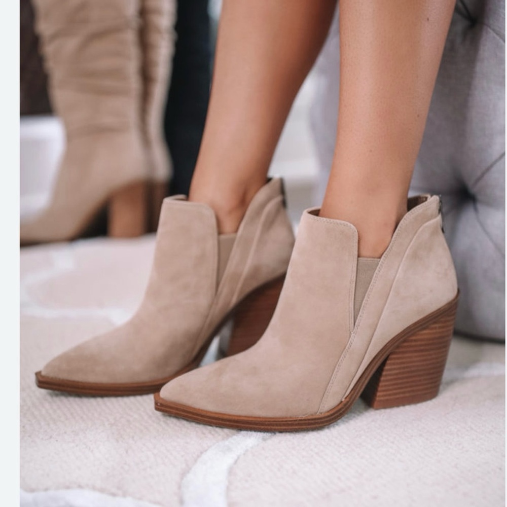 VINCE CAMUTO Gradina Tortila Cow Split Ankle Boot